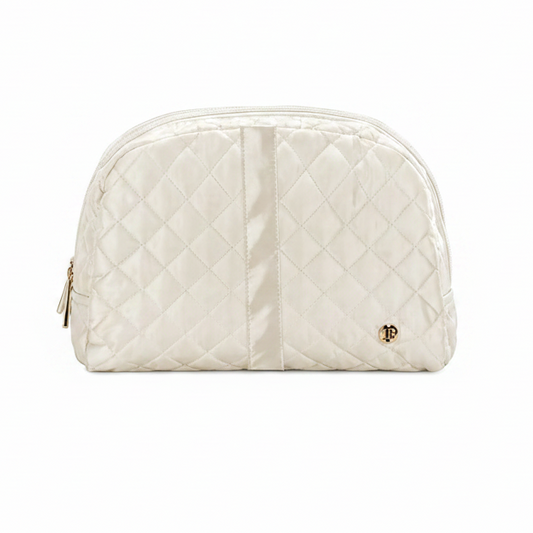 The Jennifer Cosmetic Bag ins Snow White is designed to keep your beauty and travel items neatly organized. 